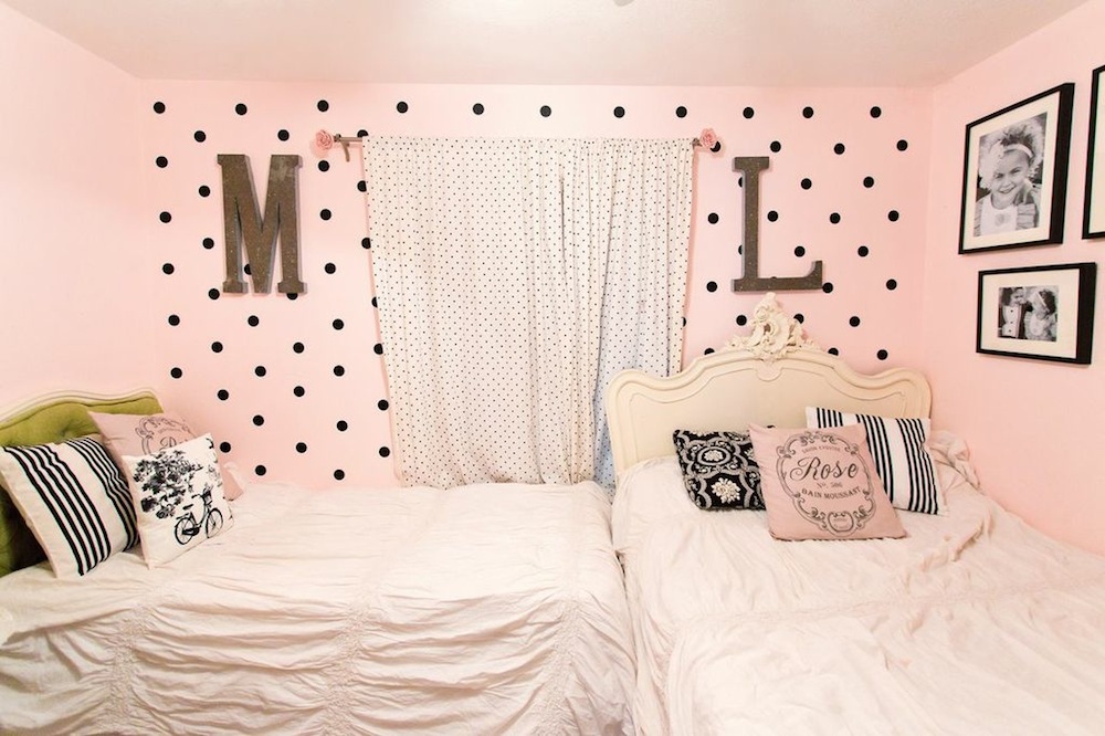 Shared Girls Room Classy Clutter, How To Fit 2 Twin Beds In A Small Room