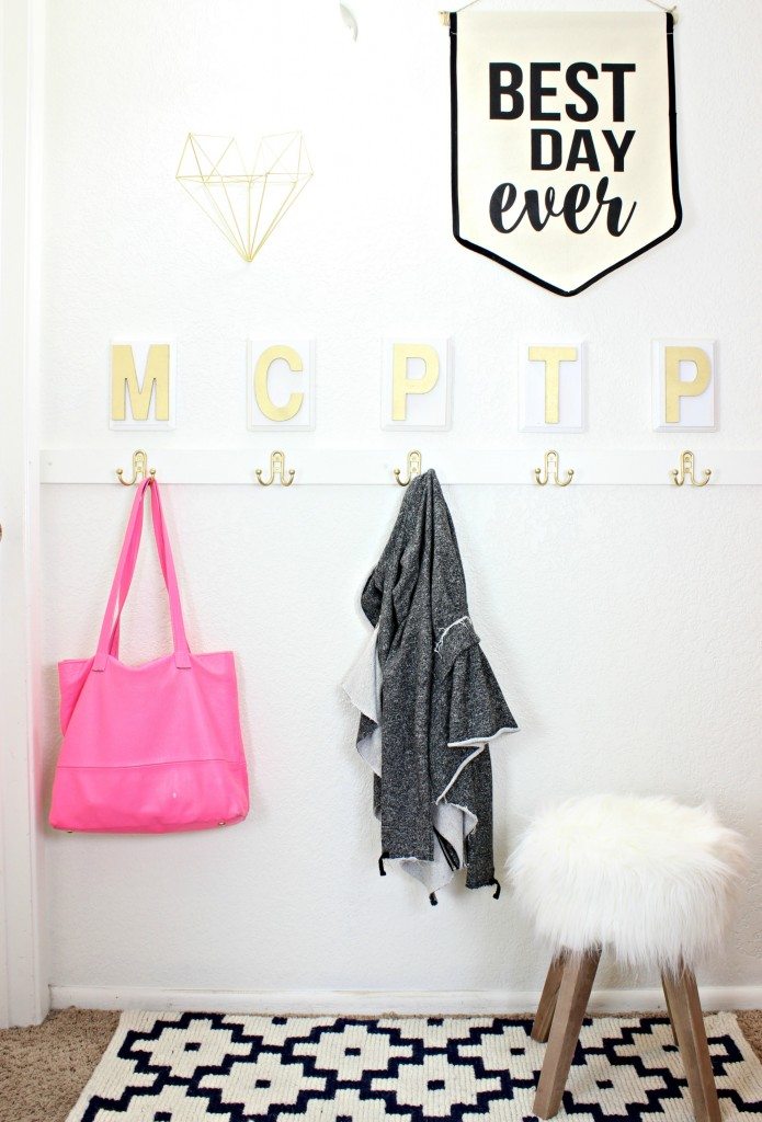 Love this faux mudroom for when you don't have an actual mudroom! SO cute! - Click for tutorial!
