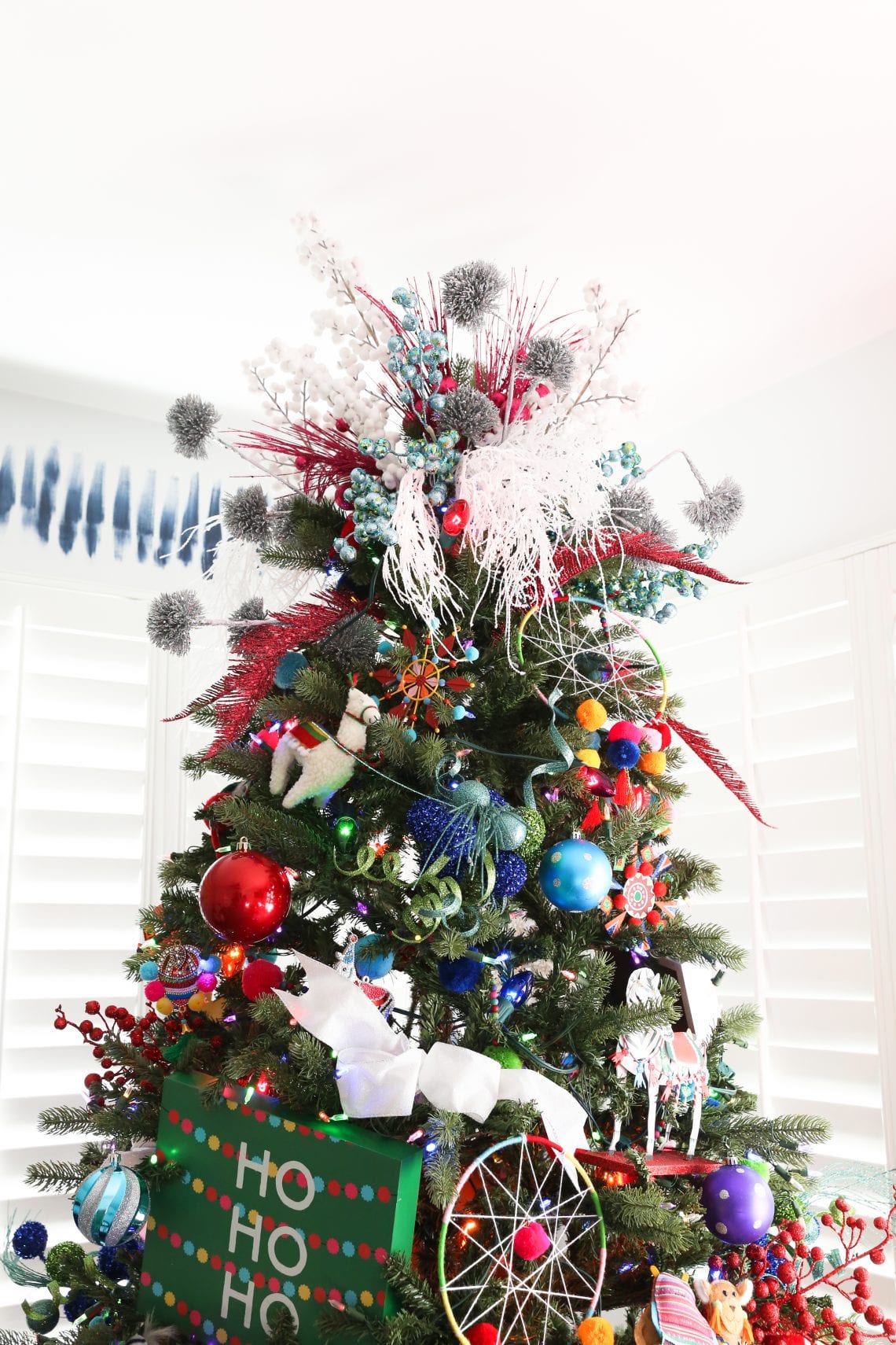 How to Decorate a Christmas Tree - Savannah's Playroom
