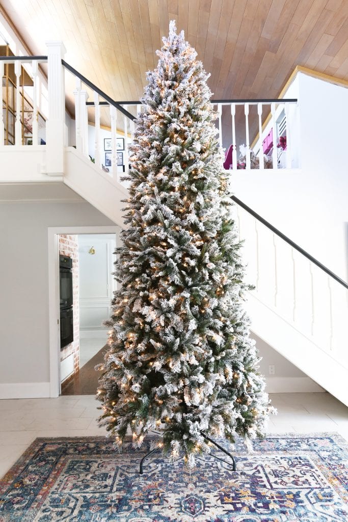 I want to help you do a DIY Christmas Tree! I can help you with just a few simple tips