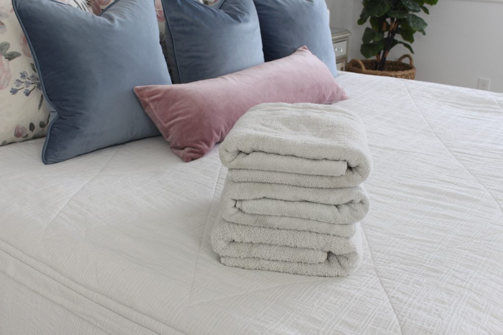 How To Fold Towels Just Like 5 Star Resorts! Classy Clutter
